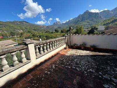 Casa con pequeño jardín en las afueras de Sóller