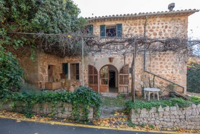 Propiedad para reformar en Deià centro 