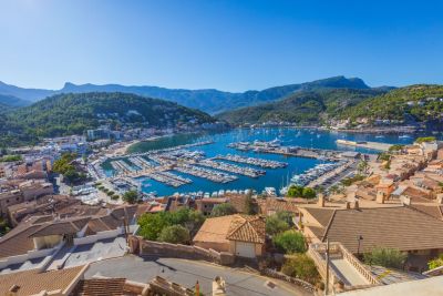 Preciso apartamento con piscina comunitaria y vistas al mar en Port de Sóller