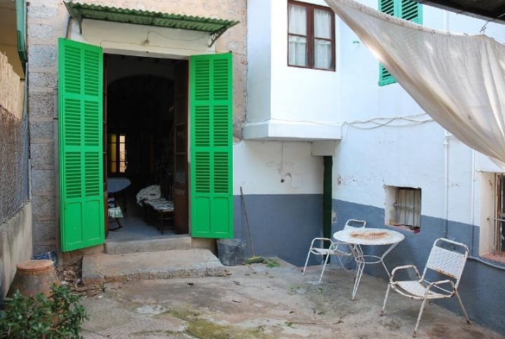 Espaciosa casa de pueblo con patio y pequeño jardín en el centro de