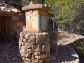 Soleado olivar cerca del pueblo de Fornalutx