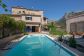 Pequeña casa con jardin y piscina para reformar